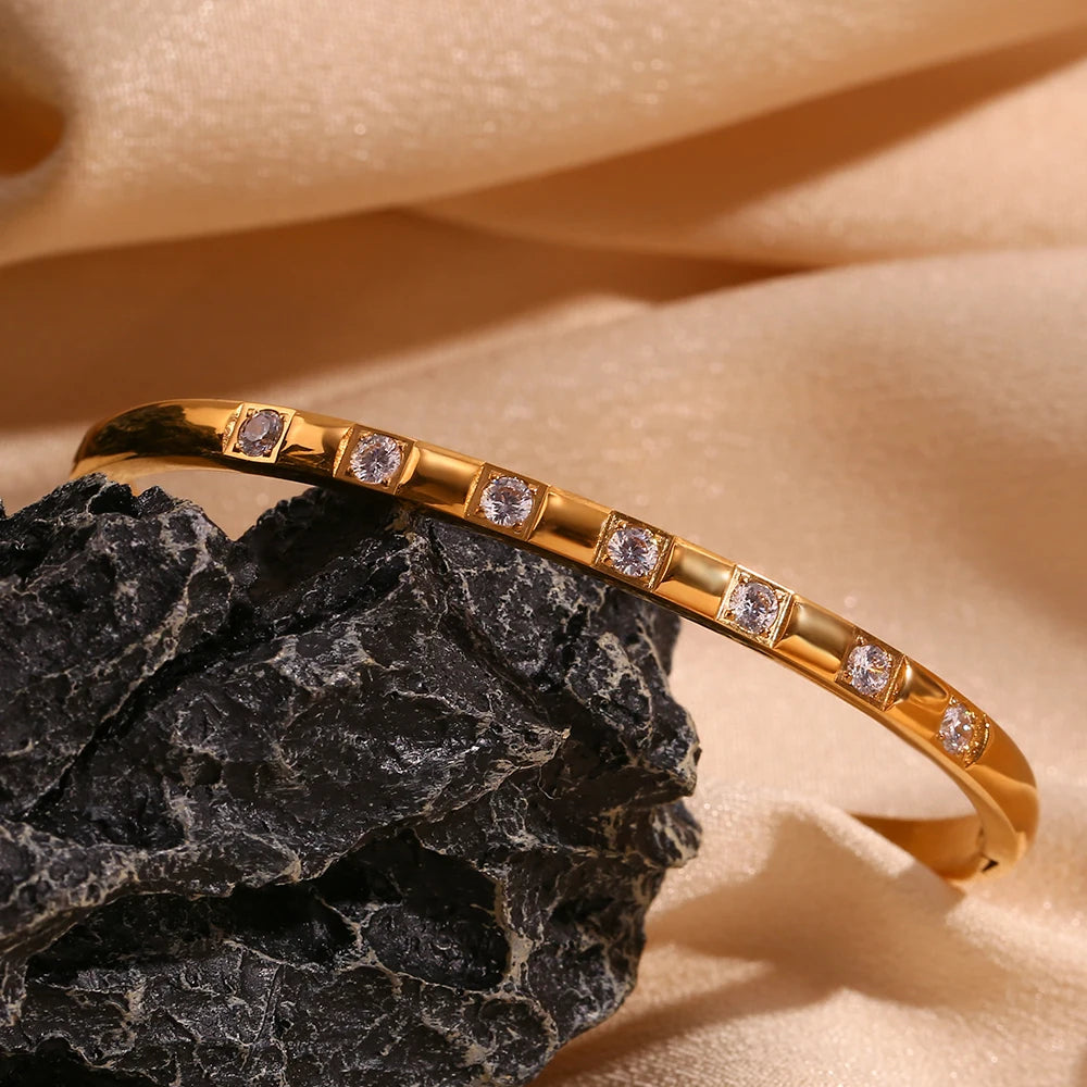 Pulsera de Mano Chapada en Oro 18K con Diamantes Pulsera 31 CELINAH 