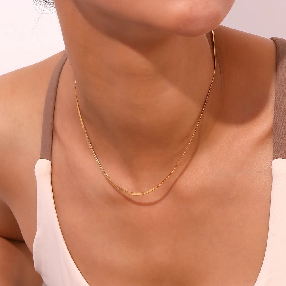 Collar Minimalista de Hoja en Acero Inoxidable Chapado en Oro 18K Collar 26 CELINAH 